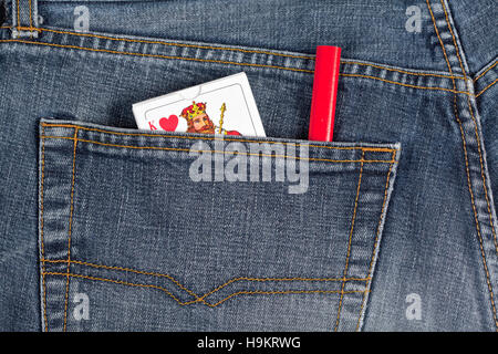 UMEA, SCHWEDEN AM 3. DEZEMBER 2014. Ein paar Jeans, Deck von Karten und eines Zimmermanns Bleistift. Gebrauchte Hose. Illustrative Editorial. Stockfoto