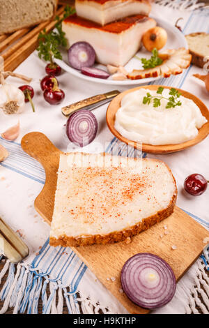 Schmalz auf hausgemachtes Brot, rustikalen Tisch Stockfoto