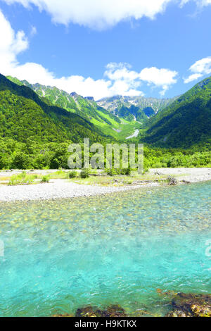 Unberührte, glasklare Azusa-Fluss fließt unter Schnee begrenzt Hotaka-Dake-Berg im idyllischen japanischen Alpen Dorf Kamikochi Stockfoto