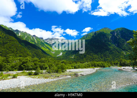 Unberührte, glasklare Azusa-Fluss fließt unter Schnee begrenzt Hotaka-Dake-Berg im japanischen Alpen Dorf Kamikochi, Nagano Stockfoto