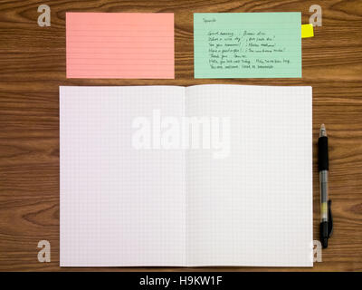Spanisch; Erlernen der neuen Sprache schreiben der Wörter auf dem Notebook Stockfoto