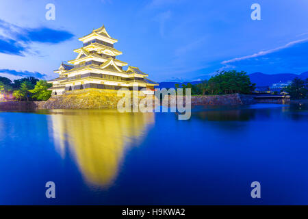 Der Eingang von Matsumoto Castle beleuchtet mit Nachtbeleuchtung zur blauen Stunde in der Präfektur Nagano, Japan Stockfoto