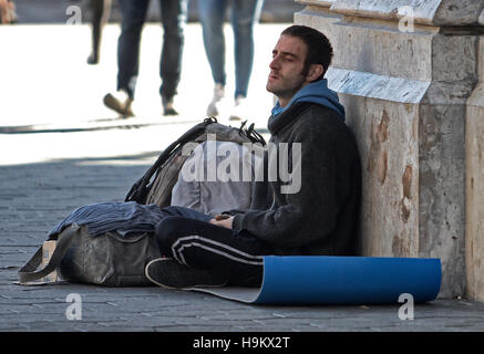 Obdachlose bittet um Geld in eine Einkaufsstraße in Barcelona. Stockfoto