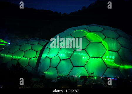 Laser erschaffen Formen in und außerhalb der Biomes beim Eden Project in Cornwall, wo am Freitag, dem 25. November, eine neue Show eröffnet wird, kuratiert von dem Lichtkünstler Chris Levine, der Glastonburys Laser Tribute an David Bowie leitete. Stockfoto