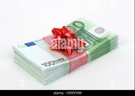 Bündel von 100 Euro-Banknoten mit roter Schleife, symbolisch für Geld Geschenk Stockfoto