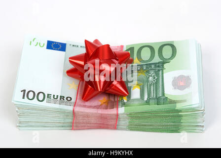 Bündel von 100 Euro-Banknoten mit roter Schleife, symbolisch für Geld Geschenk Stockfoto
