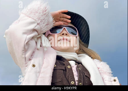 7-jährige Mädchen tragen Sonnenschirme, Blick Stockfoto