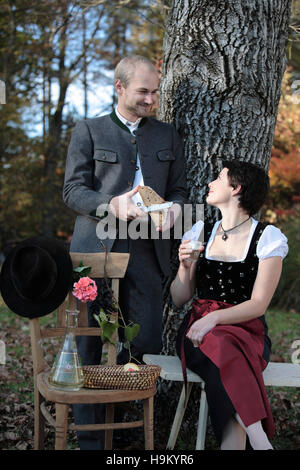 Paar tragen traditionelle, Kostüme Steirer im Herbst Stockfoto