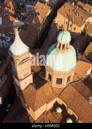 Die Kuppel von San Bartolomeo, gesehen vom oberen Rand der Asinelli Turm Bologna Emilia Romagna Italien Stockfoto