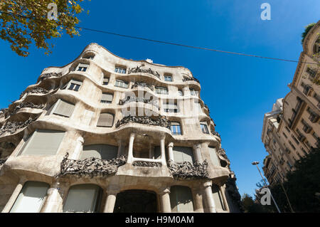 Barcelona, Spanien - Oct. 12 2011: Casa Mila im Volksmund bekannt als La Pedrera, baut ein modernistisches in Barcelona, Katalonien, Spanien. Es war die letzte zivile Stockfoto