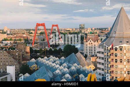 Sehen Sie sich auf Rotterdams Hafen (Oude Haven), das Weiße Haus (Het Witte Huis), Kubushäuser und Willemsburg Brücke Stockfoto