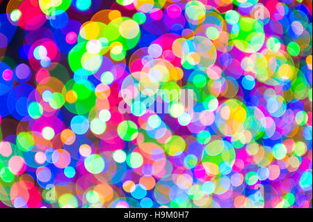 Weihnachten Weihnachtsbaum leuchtet in hellen und bunten Bokeh Unschärfe abstrakten Hintergrund Stockfoto