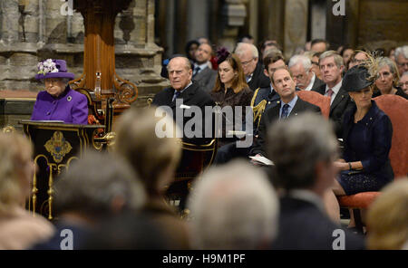 Königin Elizabeth II., Herzog von Edinburgh und der Earl und Gräfin von Wessex in der Westminster Abbey in London für einen Dienst anlässlich des 60. Jahrestages des Duke of Edinburgh Award Scheme. Stockfoto