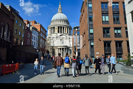 London, England, Vereinigtes Königreich. Passanten Peter Hügel hinauf in Richtung St. Pauls Cathedral von der Millennium Bridge Stockfoto