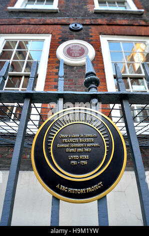 London, England, Vereinigtes Königreich. BBC Geschichtsprojekt Plaque vor Dr Samuel Johnson Haus mit 17 Gough Square in Erinnerung an seinen Freund und Erben, ehemaliger Sklave Fr Stockfoto