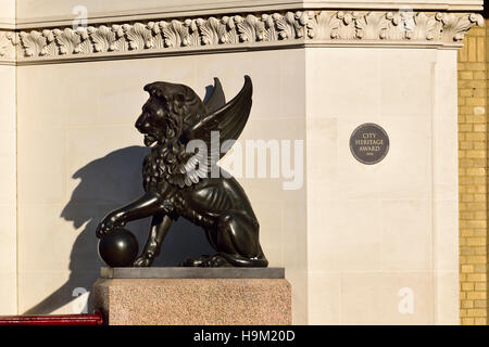 London, England, Vereinigtes Königreich. Holborn Viaduct - Bronze geflügelte Löwe Skulptur (Henry Bursill) und City Heritage Award Plaque Stockfoto