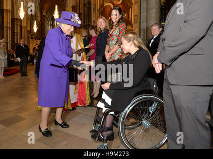 Königin Elizabeth II trifft Behindertensportler Hannah Cockcroft in der Westminster Abbey in London nach einem Gottesdienst anlässlich des 60. Jahrestages des Duke of Edinburgh Award Scheme. Stockfoto