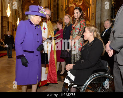 Königin Elizabeth II trifft Behindertensportler Hannah Cockcroft in der Westminster Abbey in London nach einem Gottesdienst anlässlich des 60. Jahrestages des Duke of Edinburgh Award Scheme. Stockfoto