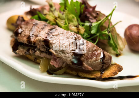 Grill Fleisch und Salat als Vorspeise mit Balsamico-sauce Stockfoto