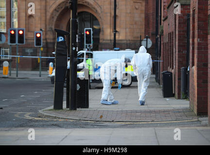 Ein 18 Jahre alter Mann wurde erstochen in der Rückseite und Polizei forensischen außerhalb Manchester College nach ein 17 jähriger Junge einen Stich erlitt gewickelt an seine Brust. Stockfoto