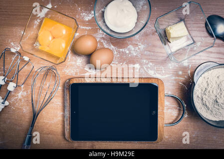 Tablet auf dem Küchentisch Stockfoto