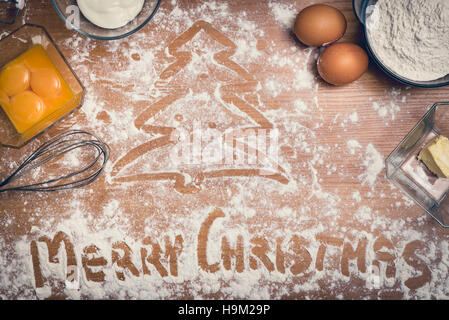 Kuchen Zutaten, Schneebesen, Eiern, Sahne und Mehl. Frohe Weihnachten Stockfoto