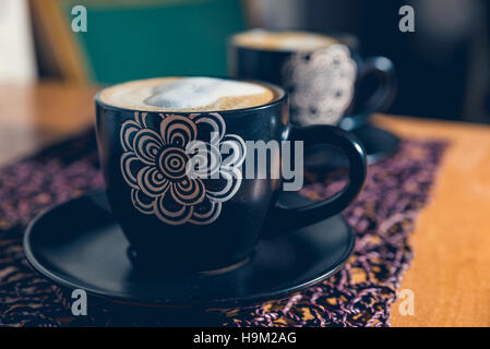Zwei Tassen Od Cappuccino auf dem Tisch Stockfoto