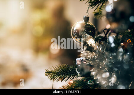 Leuchtende Dekorationen am Weihnachtsbaum Stockfoto