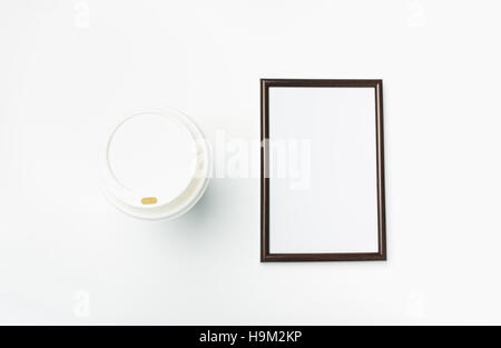 Mock-up Posterrahmen setzen auf Arbeitstisch Platz. Draufsicht mit flach lag. Stockfoto