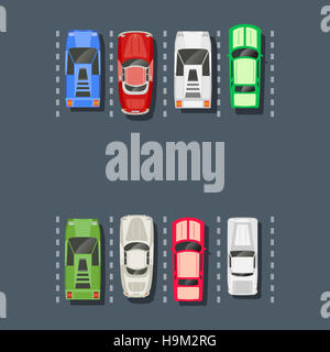 Draufsicht auf einen Parkplatz der Stadt mit einer Reihe von verschiedenen Autos Stockfoto