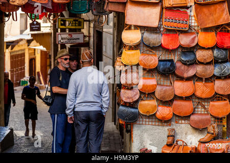 Touristen kaufen Leder waren In der Medina, Fes el Bali, Fes, Marokko Stockfoto