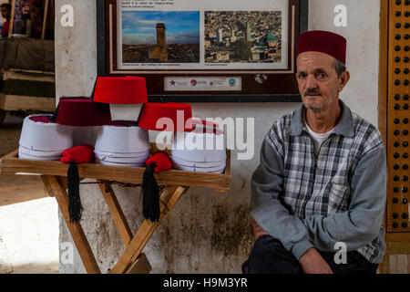 Eine lokale Mann verkaufen "Fez" Hüte In der Medina, Fes el Bali, Fez, Marokko Stockfoto