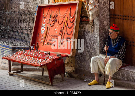 Lokale Mann verkaufen Schmuck In der Medina, Fes el Bali, Fes, Marokko Stockfoto