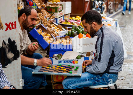 Zwei Männer spielen Zugluft In der Medina, Fes el Bali, Fes, Marokko Stockfoto