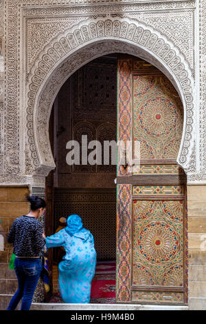 Marokkanische Frauen ankommen bei A Moschee für Gebete, das Medina (Fes el Bali), Fes, Marokko Stockfoto