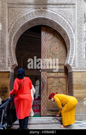 Marokkanische Frauen ankommen bei A Moschee für Gebete, das Medina (Fes el Bali), Fes, Marokko Stockfoto