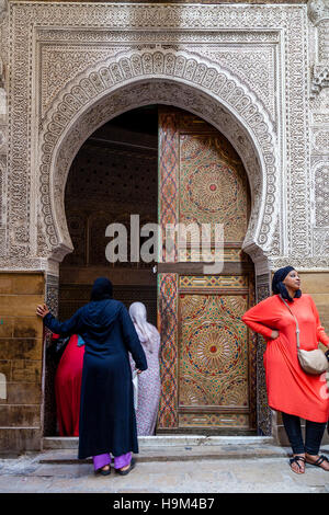 Marokkanische Frauen ankommen bei A Moschee für Gebete, das Medina (Fes el Bali), Fes, Marokko Stockfoto