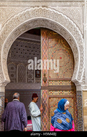 Marokkanischen Menschen ankommen bei A Moschee für Gebete, das Medina (Fes el Bali), Fes, Marokko Stockfoto