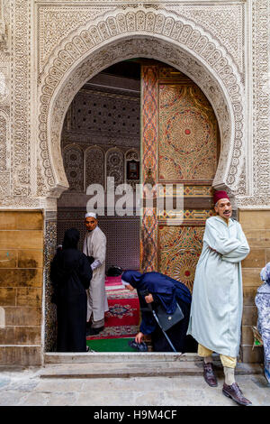 Marokkanischen Menschen ankommen bei A Moschee für Gebete, das Medina (Fes el Bali), Fes, Marokko Stockfoto