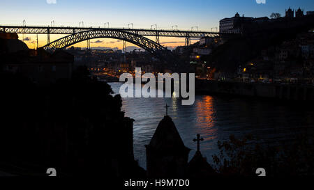 Nachtansicht der Dom Luis Brücke ich am Douro Fluss zwischen den Städten Porto und Vila Nova De Gaia in Portugal. Stockfoto