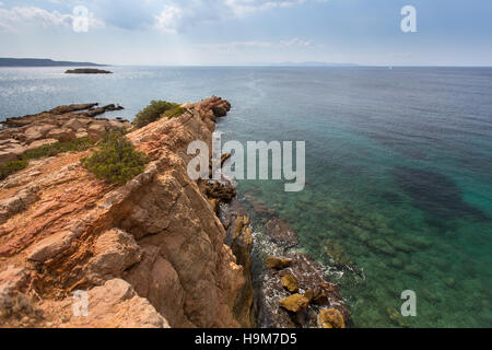 Felsvorsprung im Ägäischen Meer in der Nähe von Athen. Stockfoto