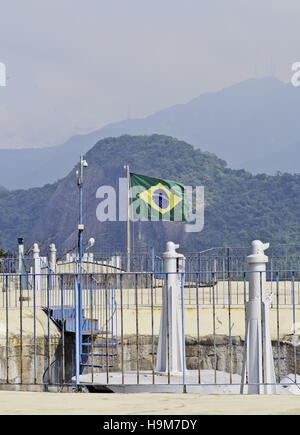 Leme der Stadt Rio De Janeiro, Brasilien, brasilianische Flagge auf der Spitze der Forte Duque de Caxias. Stockfoto