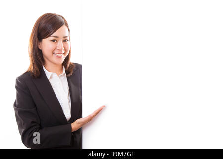 Lächelnde junge Frau zeigt leer Board während Stockfoto