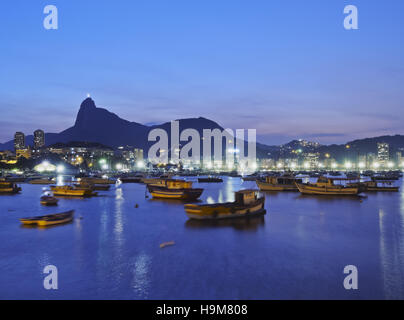 Brasilien, Stadt von Rio De Janeiro, Urca, Twilight auf Botafogo-Bucht und Corcovado Berg. Stockfoto