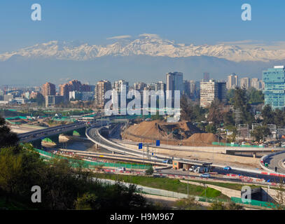 Chile Santiago Blick vom Parque Metropolitano in Richtung erhöhter Hochhäuser im Finanzsektor. Schneebedeckten Anden in Stockfoto