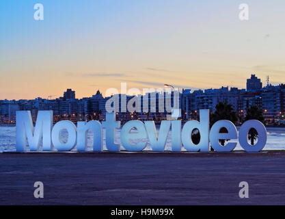 Uruguay, Montevideo, Pocitos, Twilight mit Blick auf die Montevideo-Schriftzug. Stockfoto