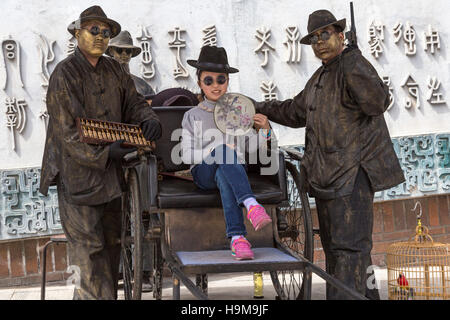 Chinesische Mädchen posiert für Gangster Porträt, Xian, China Stockfoto