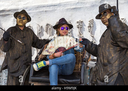 Chinesische Mädchen posiert für Gangster Porträt, Xian, China Stockfoto