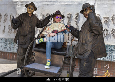 Chinesische Mädchen posiert für Gangster Porträt, Xian, China Stockfoto