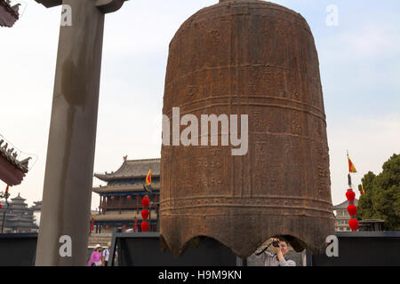 Touristen nehmen Foto von Bell OnXian Stadt Wände, Shaanxi, China Stockfoto